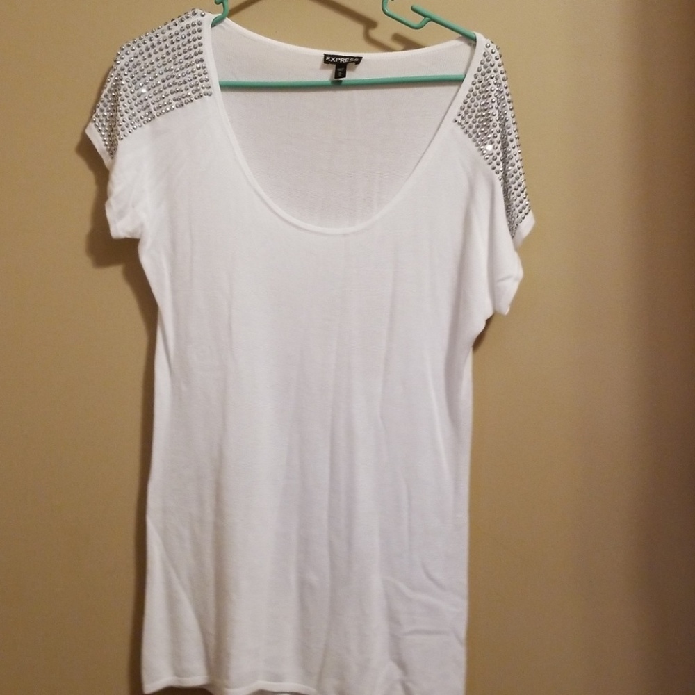 White tee